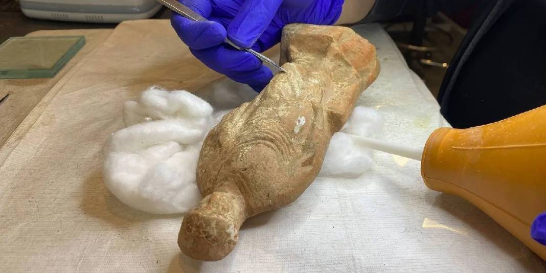 Yer Türkiye: Kazıyıcılar çocuk mezarının içinden onlarca defineyi elleriyle çıkardı! Tam 2.700 yıllık… 8